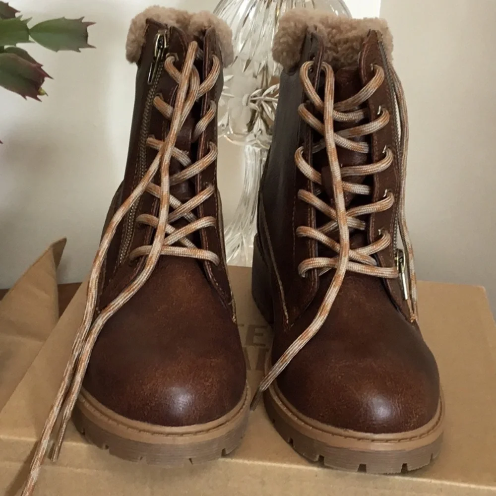 STEVE Madden girls boots. New in box Size 5